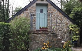Cozy Camborne Studio Retreat With Two Single Beds